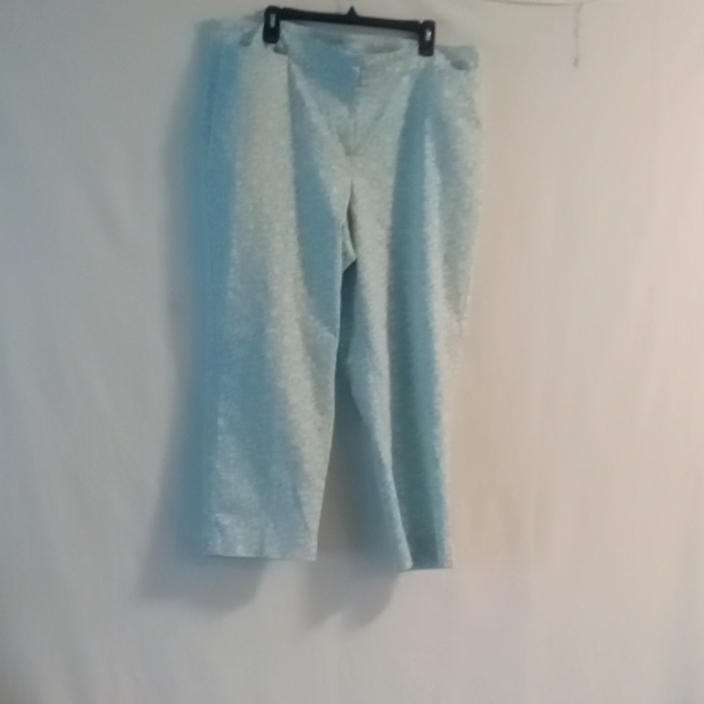 PLUS SIZE CAPRI PANTS